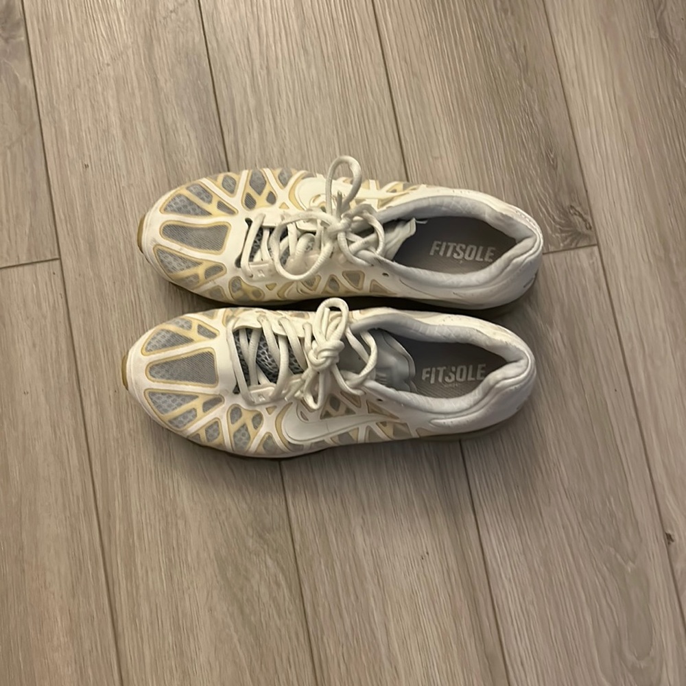 Nike Air Max size 8 white